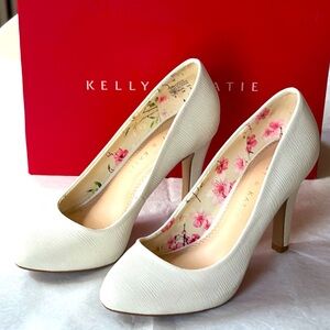 Kelly & Katie women Floral Lined Cream Heels size 6us..excellent condition